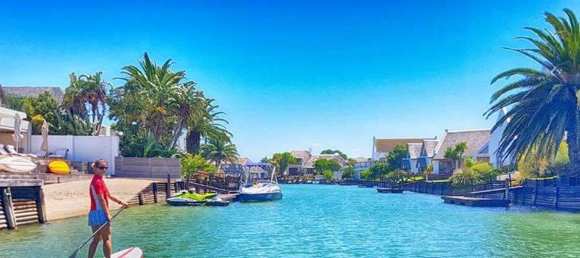 Общежитие St Francis Bay Backpackers