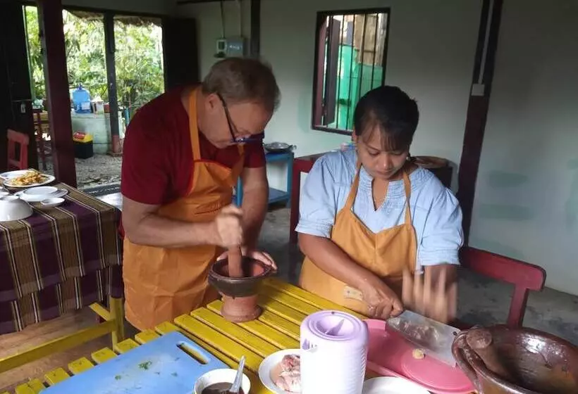 تختخواب و صبحانه Ngwe Saung Garden Guest House