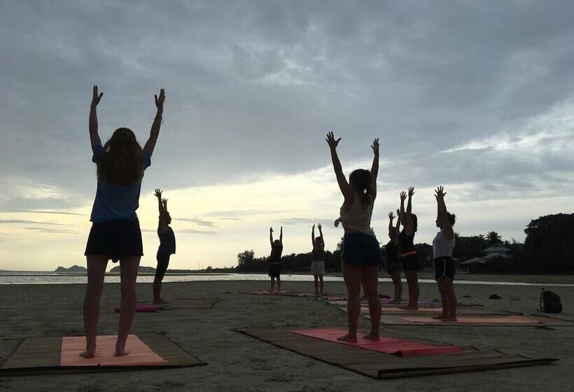 منتجع Seaesta Beach