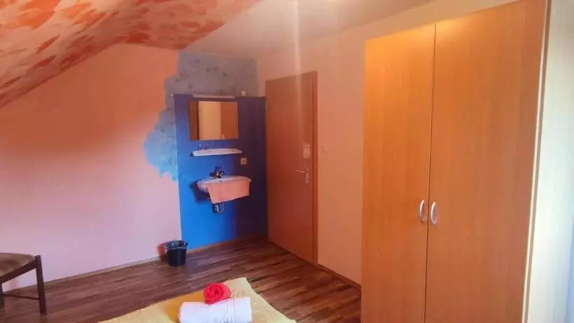 Majatalo Alb Rooms, Zimmer Auf Der Schwäbischen Alb