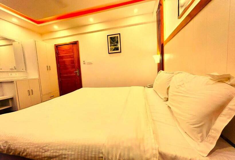 Hotel Dwaper Palace Near Mall Road With Parking