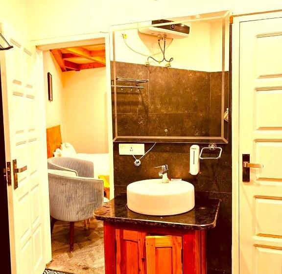 Hotel Dwaper Palace Near Mall Road With Parking