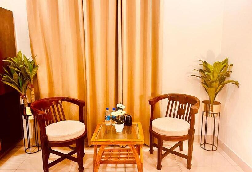 호텔 Sampat Royal Cafe