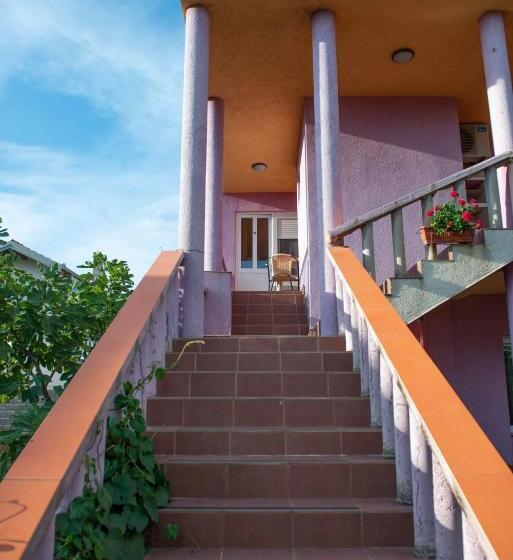 پانسیون Shkreli Apartments