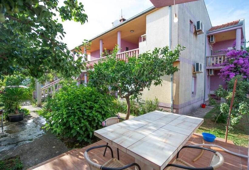 پانسیون Shkreli Apartments