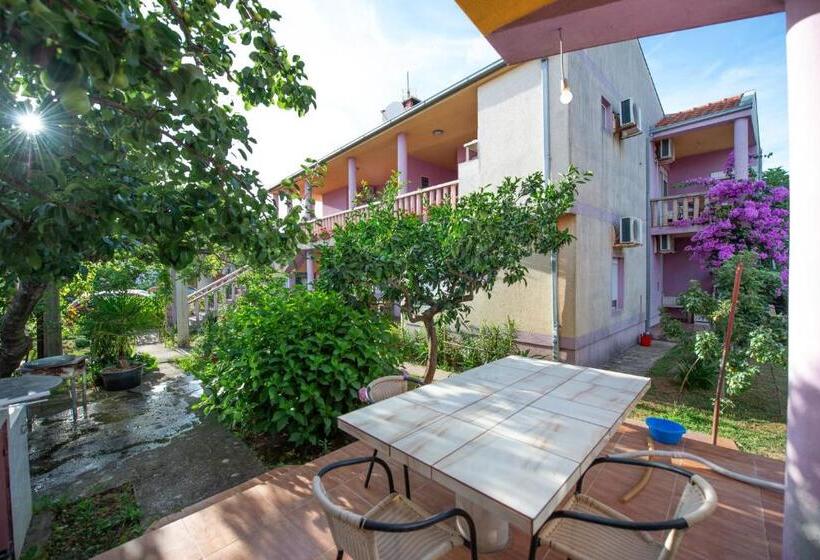 پانسیون Shkreli Apartments