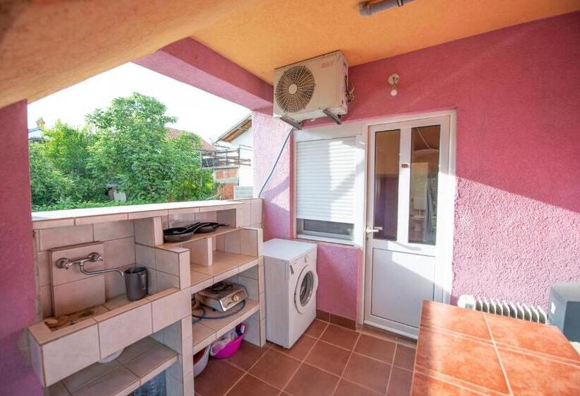 پانسیون Shkreli Apartments