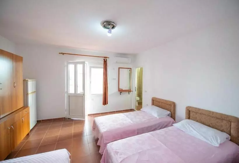 پانسیون Shkreli Apartments