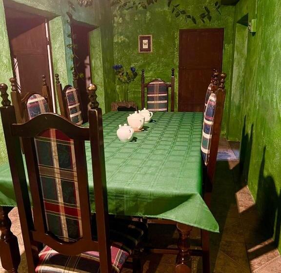 هاستل Welcome To Wonderland!