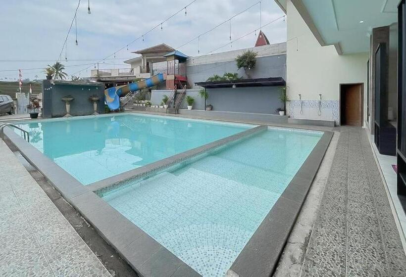 Hotel Reddoorz Resort Syariah @ Rancakalong Sumedang