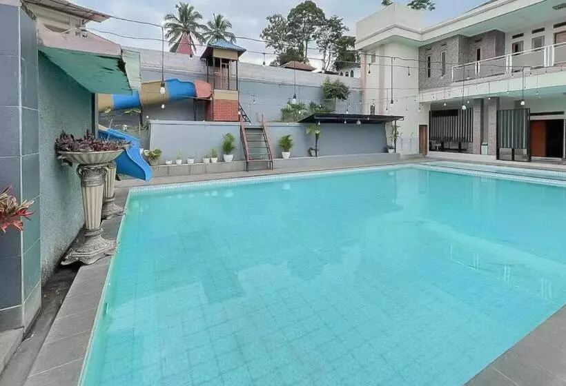 Hotelli Reddoorz Resort Syariah @ Rancakalong Sumedang