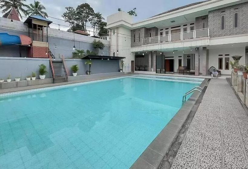 Hotelli Reddoorz Resort Syariah @ Rancakalong Sumedang