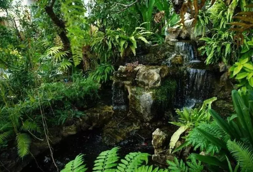 Hotelli The Secret Garden Maesot