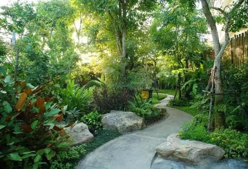Hotelli The Secret Garden Maesot