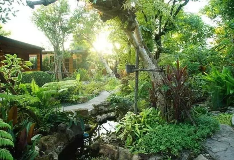 Hotelli The Secret Garden Maesot