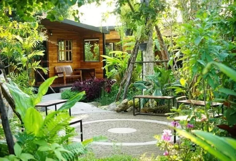Hotelli The Secret Garden Maesot