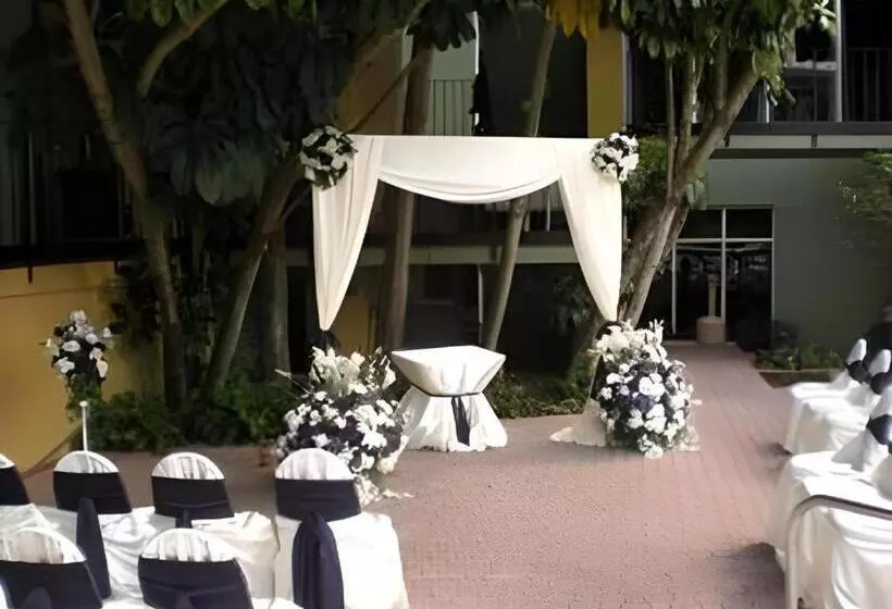 Hotelli Magnuson Grand Conference