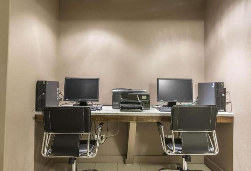 Отель Quality Inn Airport