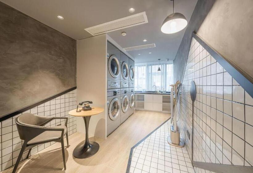 Atour Hotel Quzhou Nankong