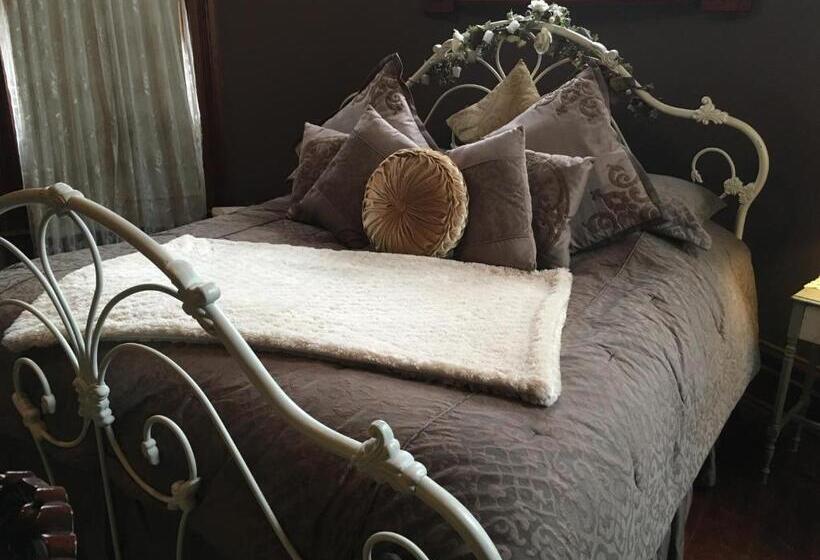 1884 Wildwood Bed And Breakfast Inn