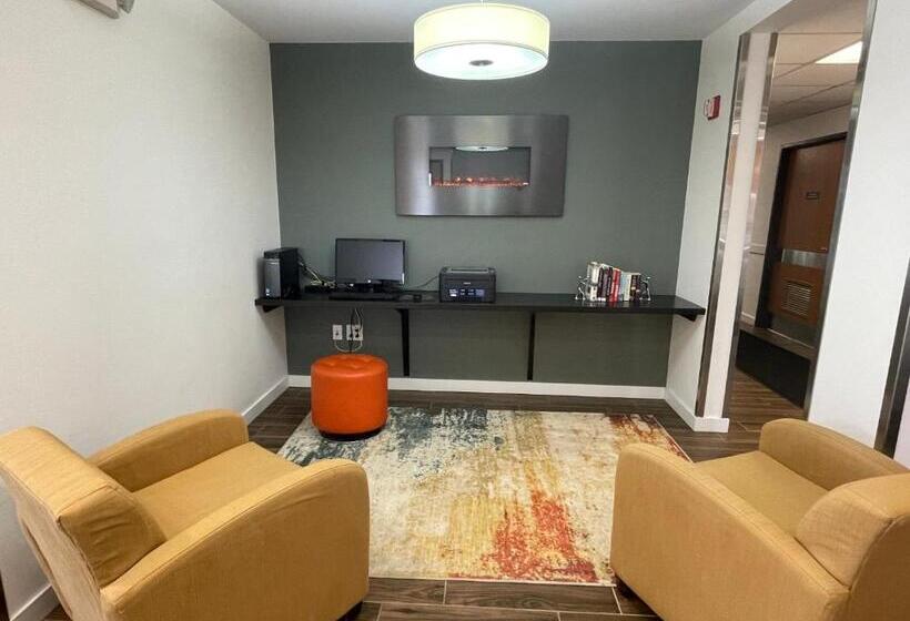 ユースホステル Rodeway Inn & Suites