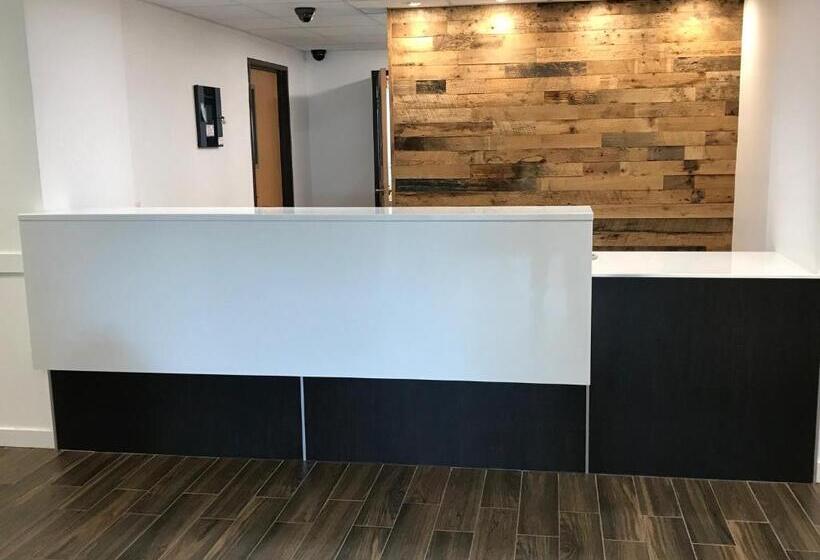 ユースホステル Rodeway Inn & Suites