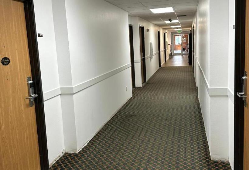 ユースホステル Rodeway Inn & Suites