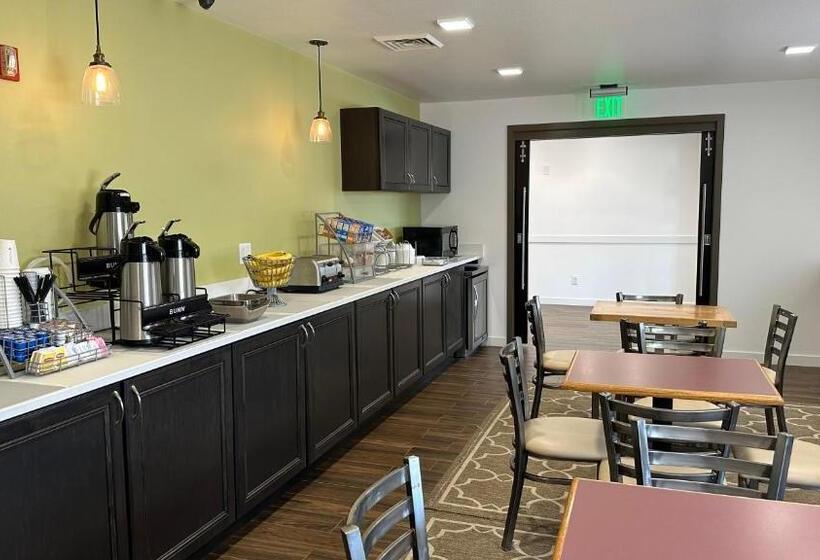 ユースホステル Rodeway Inn & Suites