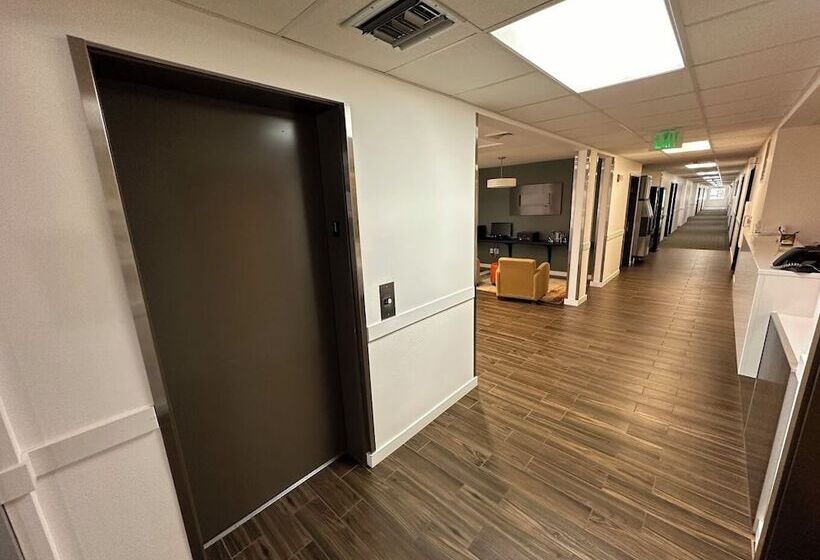 ユースホステル Rodeway Inn & Suites