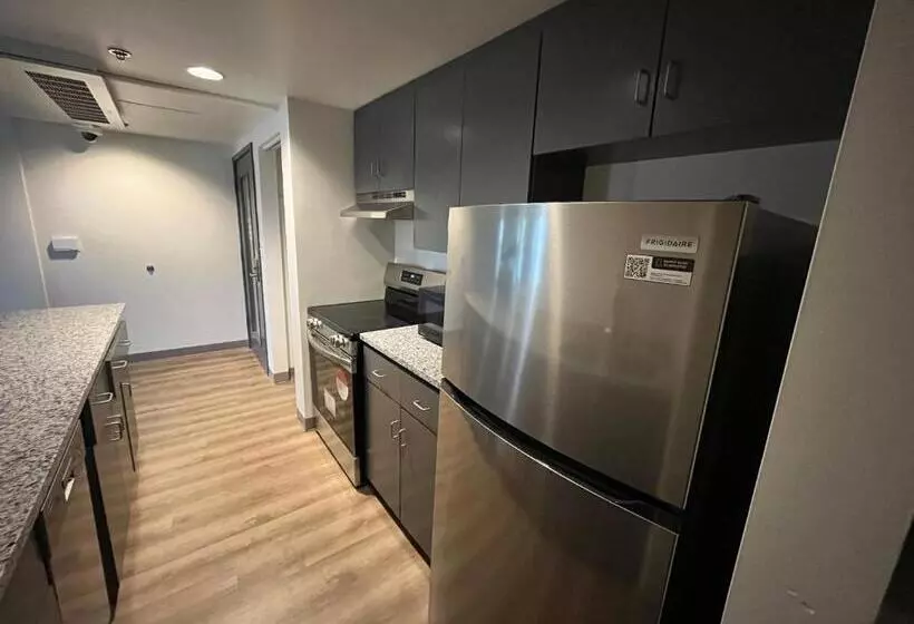 هتل Ramada By Wyndham Milwaukee