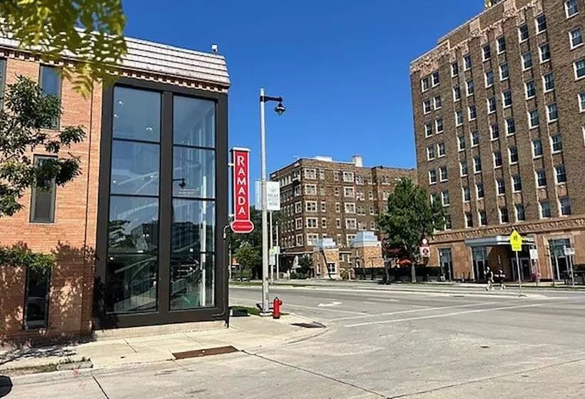 هتل Ramada By Wyndham Milwaukee