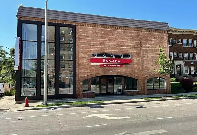 هتل Ramada By Wyndham Milwaukee