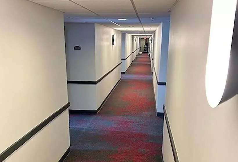 هتل Ramada By Wyndham Milwaukee