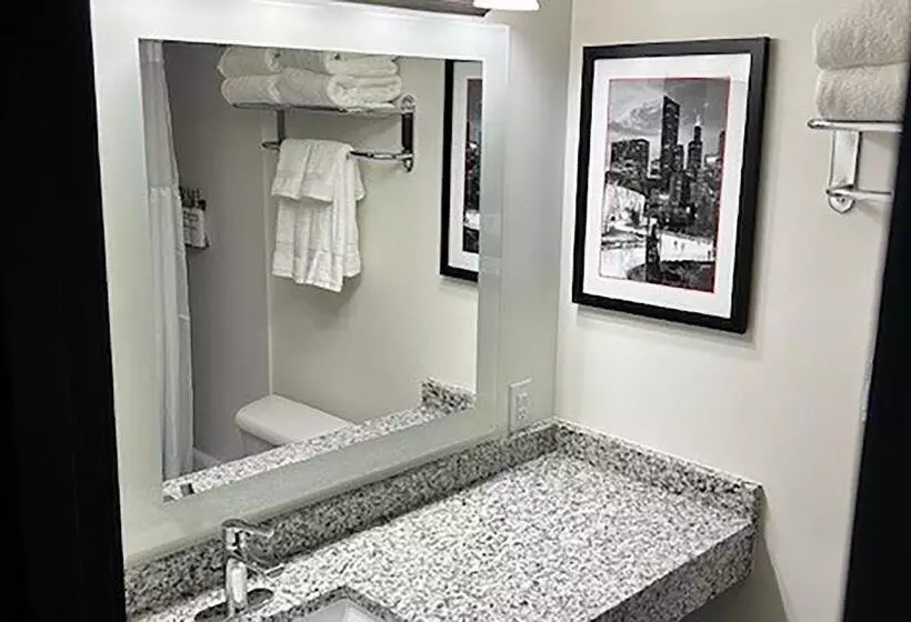 هتل Ramada By Wyndham Milwaukee