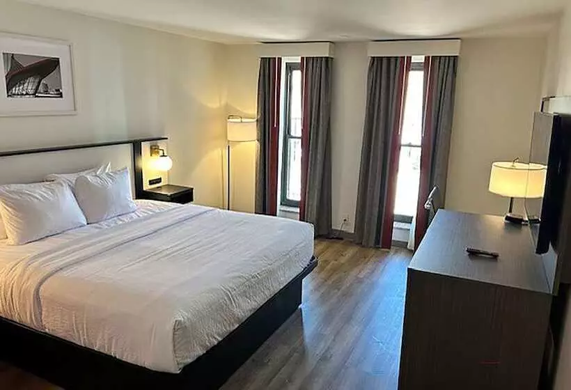 هتل Ramada By Wyndham Milwaukee