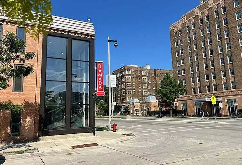 هتل Ramada By Wyndham Milwaukee