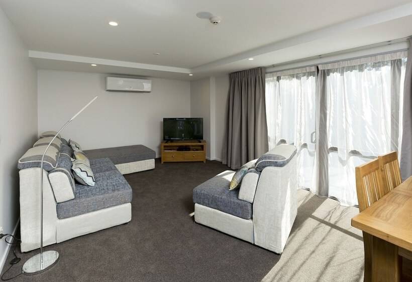 239 On Lincoln Motel