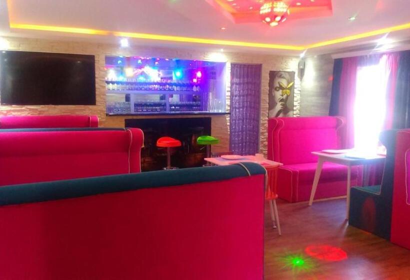 Отель Lilo Near Airport