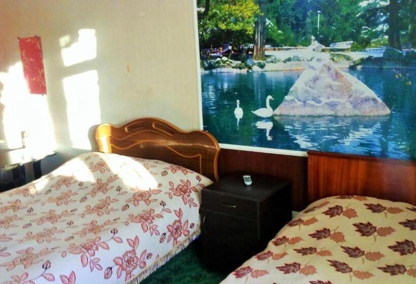 Отель Lilo Near Airport