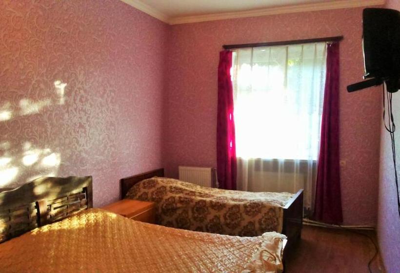 Отель Lilo Near Airport