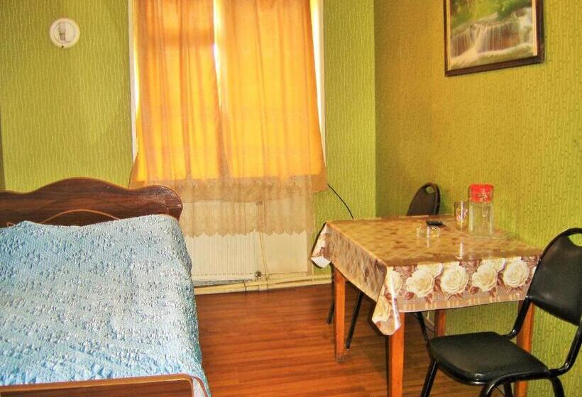 Отель Lilo Near Airport