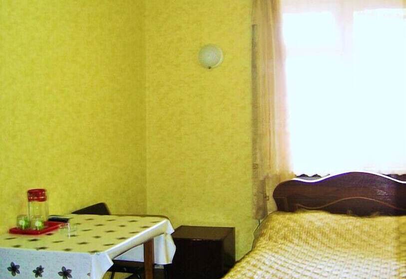 Отель Lilo Near Airport