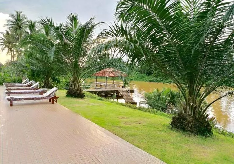 Lamphurai Riverside Resort And Spa