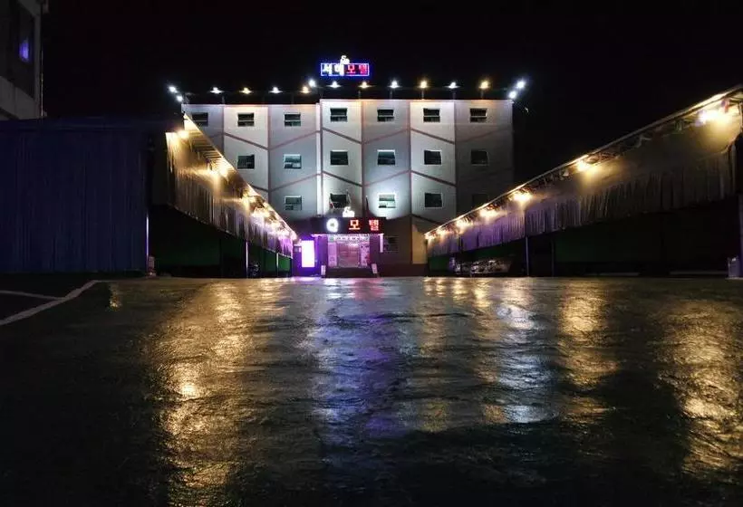 Q Motel