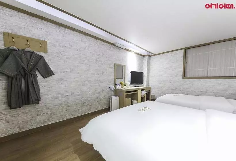 Q Motel