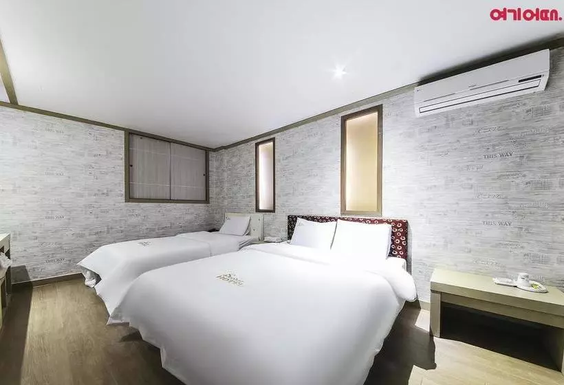 Q Motel