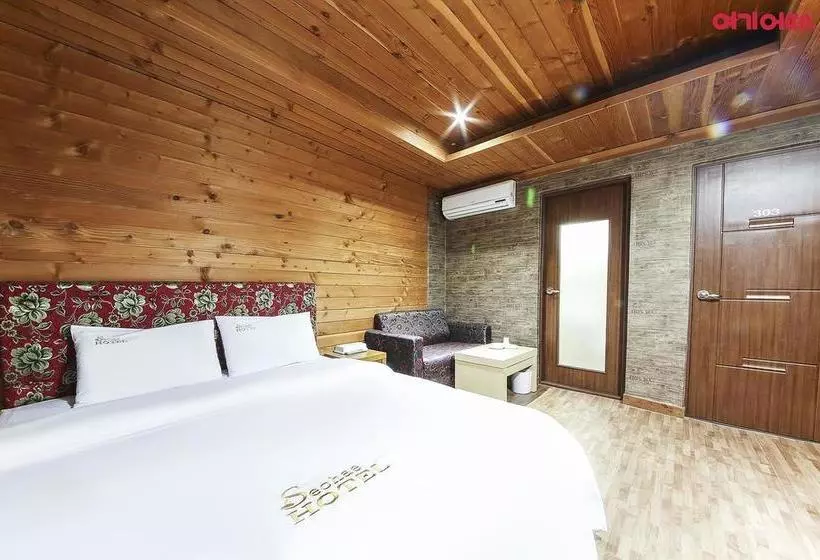 Q Motel