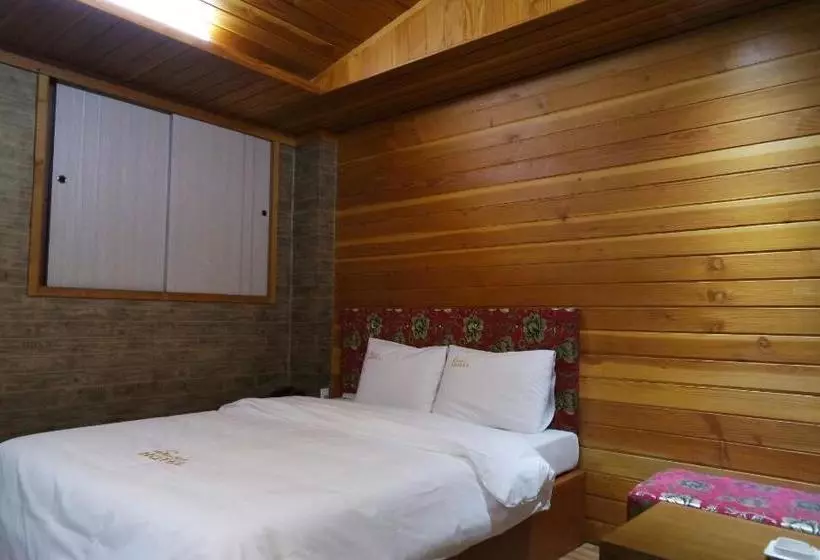 Q Motel