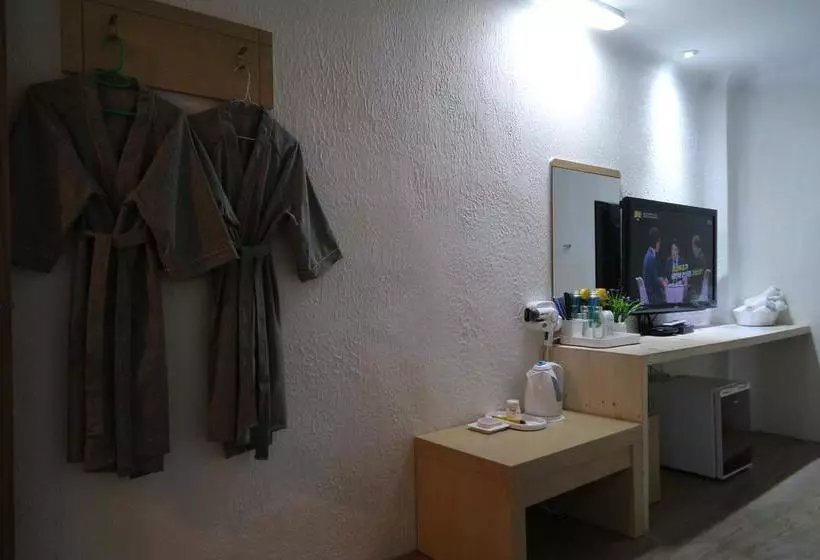 Q Motel