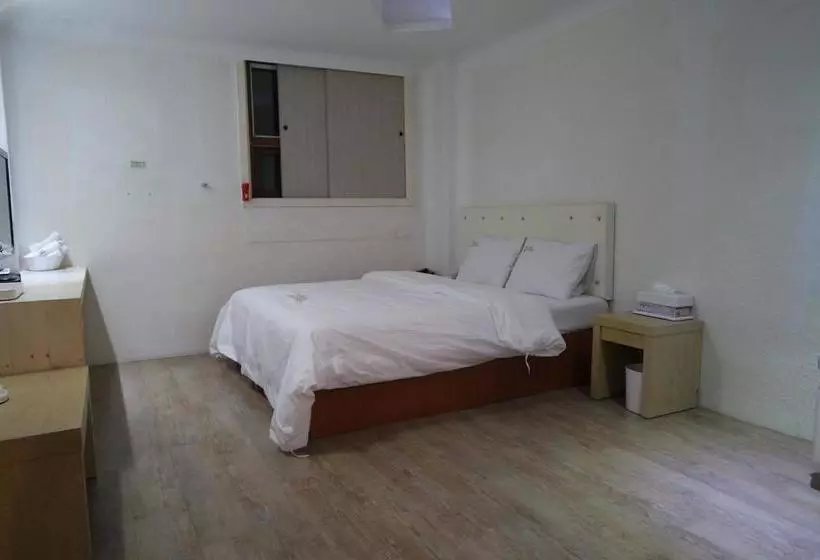 Q Motel